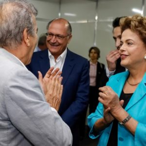 Ministro Edinho Araújo com a presidenta Dilma Rousseff e o governador de São Paulo, Geraldo Alckmin, durante cerimônia de entrega de casas populares em Catanduva (SP)