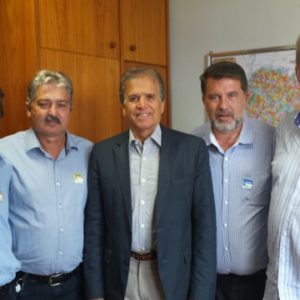 Deputado Edinho Araújo recebe no gabinete em Brasília comitiva de prefeitos da região: Ivalderis Molina (Santa Salete), Zeca Melo (Santana da Ponte Pensa), Flavinho Oliveira (Três Fronteiras) e Francisco Saracuza (Urânia)