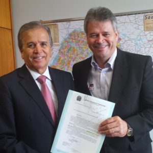 Deputado Edinho Araújo com o vereador e presidente do PMDB de Votuporanga, Osvaldo Carvalho. Deputado recebeu do parlamentar pedido de apoio ao Programa de Aquisição de Alimento e tomou conhecimento sobre os recursos que Edinho destinou para o município